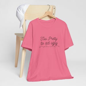 Camiseta Bonita Demais para Agir Feia: Camiseta Estampada de Algodão Macio - Handmade USA imagem 3