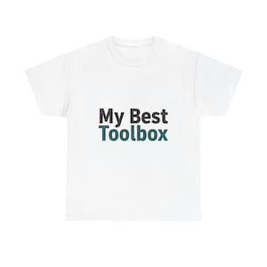 Könnte beinhalten: Weißes T-Shirt mit dem Text "My Best Toolbox" in Schwarz und Türkis. Das Shirt hat einen Rundhalsausschnitt und scheint aus einem weichen Material zu sein. Der Text ist mittig auf der Vorderseite des Shirts platziert.