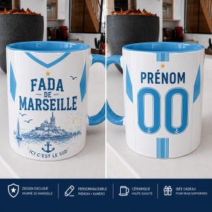 Peut inclure: Un mug en céramique blanc avec un intérieur et une anse bleus. Un côté présente le texte FADA DE MARSEILLE, une illustration côtière et le texte ICI C'EST LE SUD. L'autre côté affiche le texte PRÉNOM au-dessus du nombre 00 avec des ancres.