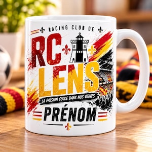 Peut inclure: Un mug blanc en céramique arborant le logo du Racing Club de Lens, une illustration de stade et les textes "RC LENS", "LA PASSION COULE DANS NOS VEINES" et "PRÉNOM" en rouge, jaune et noir avec des motifs de fleur de lys.