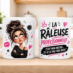 Peut inclure: Un mug en céramique blanc illustré d'un personnage aux cheveux en chignon avec un bandeau léopard, les bras croisés et l'air boudeur. Le texte indique : LA RÂLEUSE PROFESSIONNELLE C'EST MON MÉTIER... ET JE LE FAIS TRÈS BIEN !