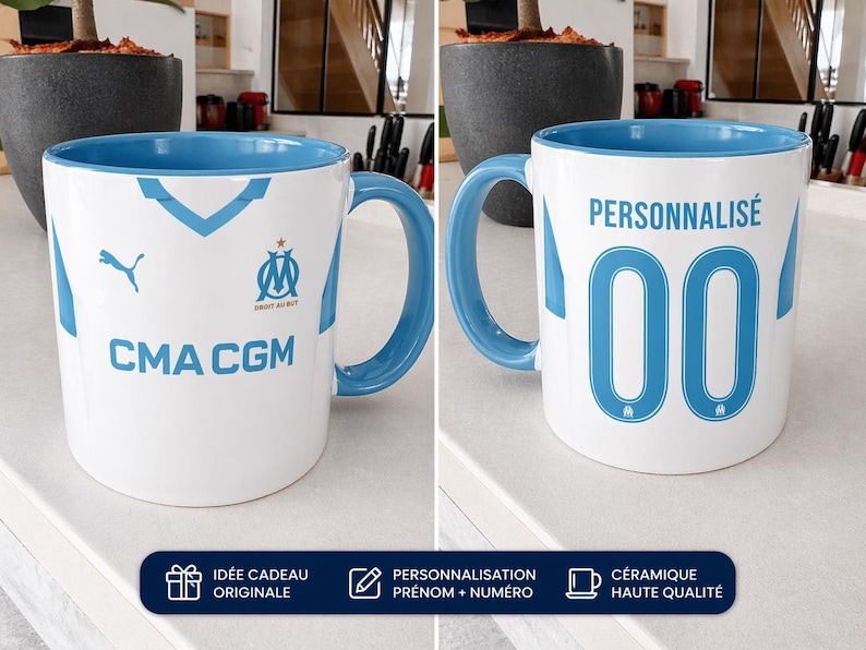 Puede incluir: Taza de cer&aacute;mica blanca con interior y asa azules. La taza presenta un dise&ntilde;o de camiseta de f&uacute;tbol con el texto "CMA CGM" y el n&uacute;mero "00" en la parte posterior. La taza tiene un borde y un asa azules.