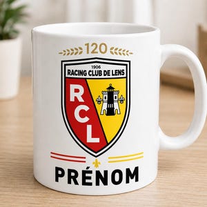 Peut inclure: Un mug en céramique blanc arborant le logo du Racing Club de Lens avec un écusson rouge et jaune, une tour noire, et les inscriptions 120, 1906, Racing Club de Lens, RCL et PRÉNOM en noir, rouge et jaune avec des lauriers dorés.