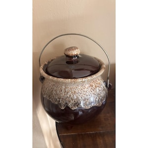 Coperchio per pentola per fagioli Hull Pottery con smalto a goccia marrone e manico a gancio in filo metallico, prodotto negli Stati Uniti, in terracotta vintage.