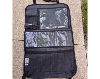 Organizador de actividades Thirty One Hang Up - Black Cross Pop - Nuevo soporte para iPad