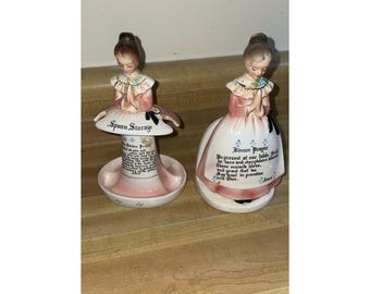 Servilletero vintage Enesco rosa con figura de una mujer rezando + soporte para cucharas con figura de una mujer rezando estilo shabby chic