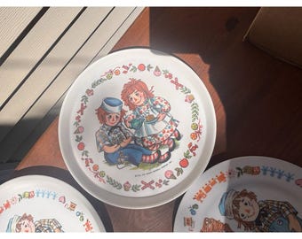 Lote de 4 platos de melamina para niños con muñecos Raggedy Ann y Andy, marca Oneida, año 1969 (vintage).