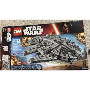 Puede incluir: Un set LEGO Star Wars Millennium Falcon, modelo 75105, para edades de 9 a 14 años. La caja presenta la nave espacial, con una combinación de colores gris y plateado. El set incluye 1329 piezas y la marca Disney.