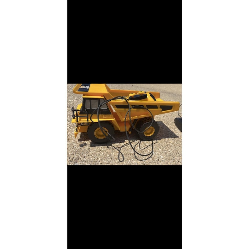 Plastic CAT (Caterpillar) 1/24 RC 770 ? Mining Dump Truck W Remote Kids Toy image 1