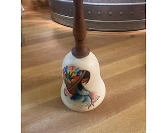 Campana de mano vintage DeGrazia con figura de niña nativa americana pintada a mano, 12,7 cm de alto, mango de madera.