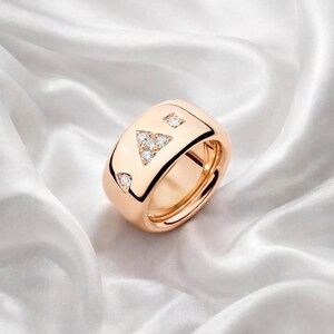 Anillo ancho de oro de 18k con moissanita grabada y múltiples piedras, banda gruesa para mujer.