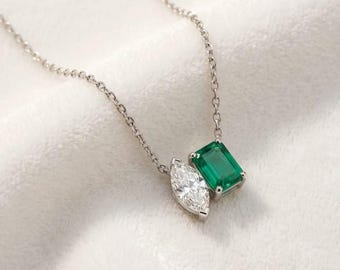 Collana Toi et Moi in argento sterling con moissanite e smeraldo sintetico, ideale come regalo di anniversario.