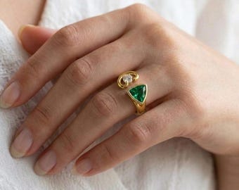 Anello Nudo Style con smeraldo trilione, moissanite pavé incastonata a castone, fascia in argento sterling placcato oro