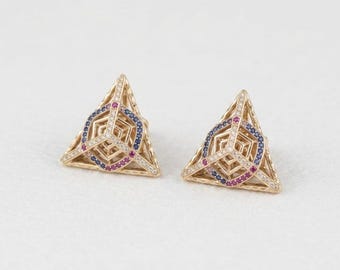 18 kt vergulde sterlingzilveren driehoekoorbellen, meerkleurige zirkoniasteentjes, geschroefde achterkant