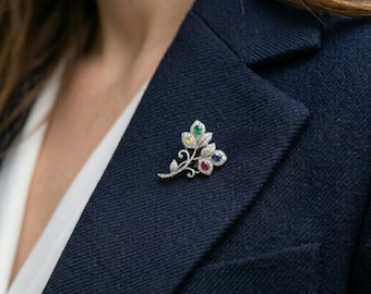 Spilla da donna a quattro foglie con pietre multiple incise, adatta a tutte le occasioni, in argento placcato oro 14 carati a forma di fiore.