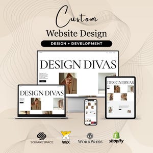 Może przedstawiać: Obraz reklamowy usług projektowania stron internetowych z tekstem "Custom Website Design" i "DESIGN + DEVELOPMENT". Projekt jest wyświetlany na komputerze stacjonarnym, laptopie, tablecie i telefonie z tekstem "DESIGN DIVAS". Widoczne są również loga Squarespace, Wix, WordPress i Shopify.