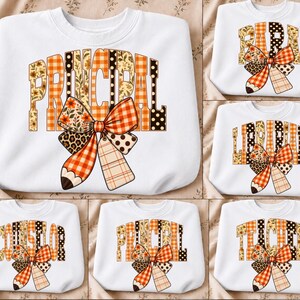 Peut inclure: Un sweat-shirt blanc à col rond avec un motif graphique affichant les mots PRINCIPAL, LIBRARIAN, COUNSELOR ou TEACHER en lettres capitales. Les lettres présentent des motifs orange, marron et noir, agrémentés d'un grand nœud et d'un crayon.