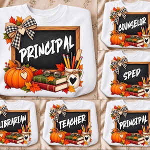 Peut inclure: Un sweat-shirt blanc orné d'un motif représentant un tableau noir avec un nœud à carreaux noir et blanc, une citrouille orange, deux livres empilés, des lunettes et une tasse remplie de crayons. Le tableau affiche divers titres scolaires.