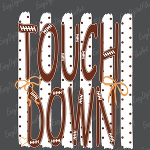 Peut inclure: Un design graphique avec le texte TOUCH DOWN en lettres marron stylisées comme des ballons de football avec des lacets blancs. Le texte est superposé sur des rayures verticales blanches à pois marron, agrémenté de nœuds orange et d'un petit cœur.