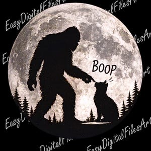 Peut inclure: Graphique noir et blanc représentant un Bigfoot touchant le nez d'un chat, avec le mot "BOOP" au-dessus du chat. Une pleine lune et des pins en arrière-plan. Le texte "Easy Digital Files Art" est inclus.