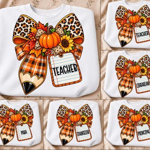 Peut inclure: Un sweat-shirt blanc à col rond orné d'un motif représentant un grand nœud à imprimé léopard, une citrouille, des tournesols et un crayon à carreaux. Un bloc-notes attaché au crayon affiche le texte TEACHER, LIBRARIAN, PARA, COUNSELOR ou PRINCIPAL.