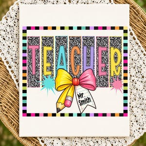 Peut inclure: Une toile rectangulaire blanche affichant le mot TEACHER en lettres colorées avec un motif moucheté noir et blanc. Sous le texte se trouvent un grand nœud jaune et rose, un crayon jaune et une étiquette blanche avec le texte Mr. Smith imprimé.