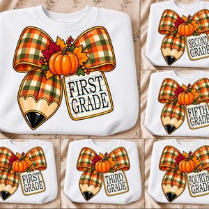 Peut inclure: Un sweat-shirt blanc avec un motif composé d'un nœud à carreaux, d'une citrouille, de feuilles d'automne et d'un crayon. Le design inclut un bloc-notes avec le texte FIRST GRADE, SECOND GRADE, THIRD GRADE, FOURTH GRADE ou FIFTH GRADE.