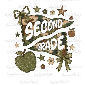 Peut inclure: Un graphique numérique présentant une bannière en fanion camouflage avec le texte blanc SECOND GRADE. Le design comprend deux pommes vert olive, deux nœuds vert olive et plusieurs petites étoiles et fleurs dans des tons marron et vert.