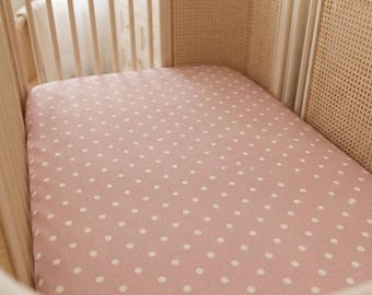 Rosa gepunktetes Spannbettlaken für Babybetten, rosafarbenes Spannbettlaken mit cremefarbenen Punkten, Babybettwäsche für Mädchen, Mini-Bettlaken, Geschenk zur Babyparty