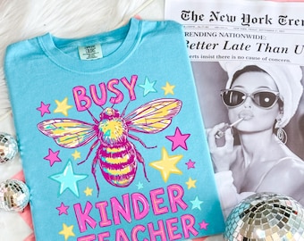 Beschäftigte Kinderlehrerin PNG, Bee Pun Sublimationsdesign, Kindergarten Lehrerin Shirt PNG, Aquarell Bienen Sterne, digitaler Download