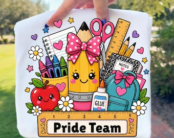 Personalisiertes Lehrer-Shirt, individuelles Apple-Schuldesign, Shirt zum Schulanfang, Geschenk für Lehrer, Pride-Team-PNG, Lehrerteam-PNG, Schulpersonal