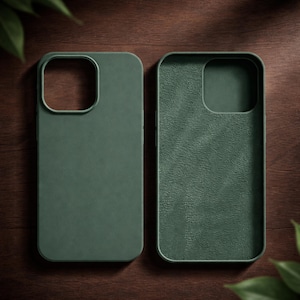 Könnte beinhalten: Zwei tannengrüne Handyhüllen, eine zeigt die Außenseite und die andere die Innenseite. Die Hüllen bestehen aus einem strukturierten Material und sind für ein Smartphone konzipiert. Die Hüllen werden auf einer dunklen Holzoberfläche präsentiert.