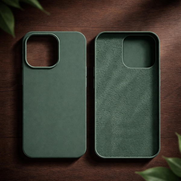 Könnte beinhalten: Zwei tannengrüne Handyhüllen, eine zeigt die Außenseite und die andere die Innenseite. Die Hüllen bestehen aus einem strukturierten Material und sind für ein Smartphone konzipiert. Die Hüllen werden auf einer dunklen Holzoberfläche präsentiert.
