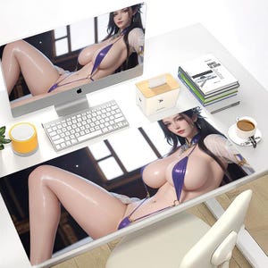 Può includere: Un'impostazione da scrivania per computer con un monitor che mostra un'immagine di arte digitale di una donna in bikini viola. È presente un tappetino per mouse abbinato. Altri elementi includono una tastiera, una scatola di fazzoletti, libri e una tazza di caffè.