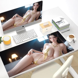Pode incluir: Um tapete de secretária retangular grande com uma ilustração digital de uma pessoa de cabelo comprido e escuro a usar um biquíni dourado metálico, colocado numa secretária branca ao lado de um monitor, teclado, caixa de lenços e uma chávena.