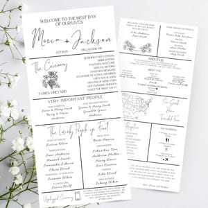 Könnte beinhalten: Zweiseitiges Hochzeitsprogramm mit schwarzem Text auf weißem Papier. Das Programm enthält die Namen "Mona + Jackson", das Datum und Details zur Zeremonie, Hochzeitsgesellschaft und zum Empfang. Florale Akzente sind vorhanden.