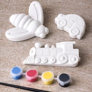 Può includere: Un set di statuine in ceramica non dipinte, tra cui un'ape, un'auto e un treno, insieme a quattro vasetti di vernice blu, rossa, gialla e nera, e un pennello. Le statuine sono pronte per essere dipinte.