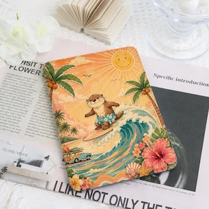 Peut inclure: Une housse de liseuse rectangulaire ornée d'une illustration colorée représentant une loutre surfant sur une vague. Le motif comprend un soleil souriant, des palmiers, un break vintage et des fleurs d'hibiscus aux tons orange, jaune et bleu sarcelle.