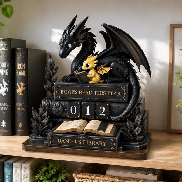 Anpassad bokräknare "Läs i år", träskylt med drake och böcker i biblioteket, fantasybokräknare, personlig present till läsare, bokälskare
