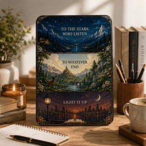 Può includere: Una targa decorativa rettangolare con tre pannelli orizzontali che illustrano un paesaggio montano notturno, un castello in una valle con un cervo e lo skyline di una città al tramonto, con il testo TO THE STARS WHO LISTEN, TO WHATEVER END e LIGHT IT UP.