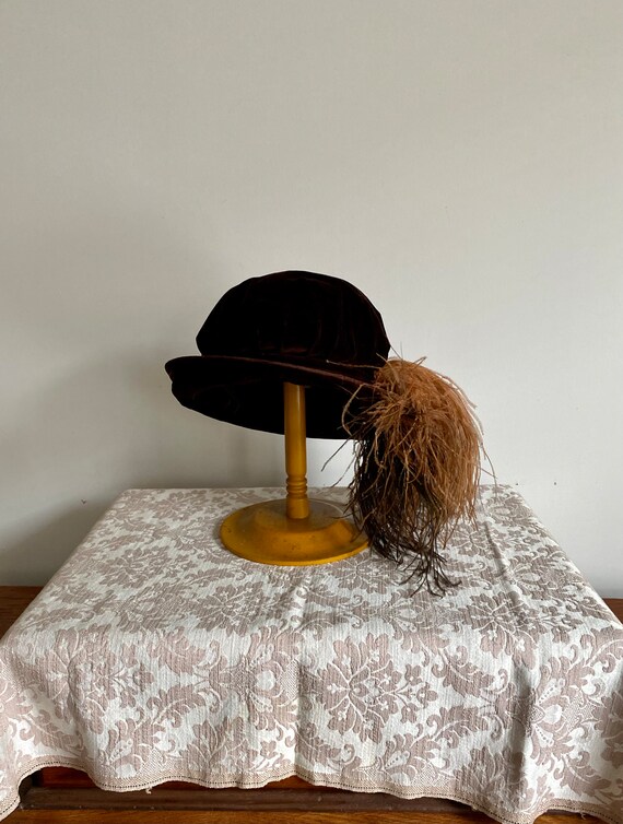 Early 1900s Brown Velvet Hat With Ostrich Feather… - image 9