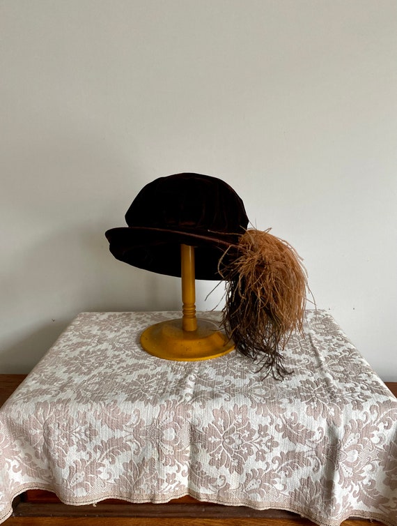 Early 1900s Brown Velvet Hat With Ostrich Feather… - image 1