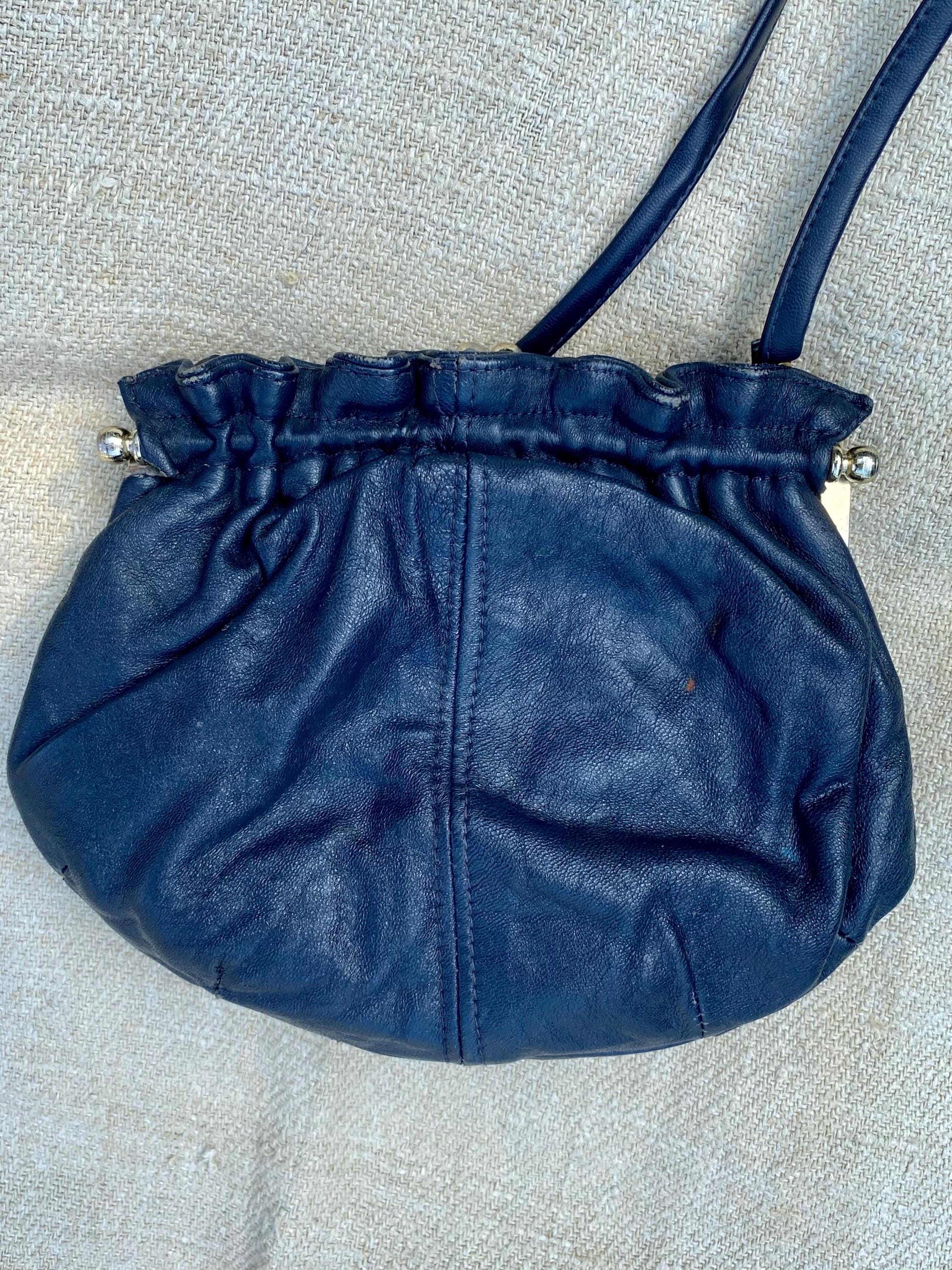 made in italy vintage y2k レザーショルダーバッグ Vintage Y2K Made in Italy Deep Navy Leather Kiss Lock Cross