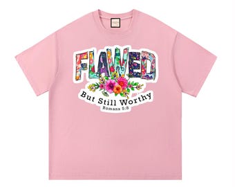 Versículo bíblico/Romanos 5:8/Camiseta de algodón esencial