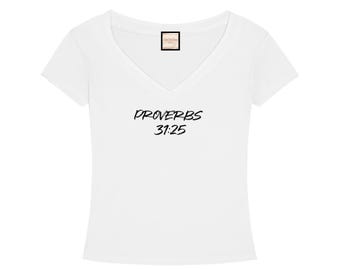 Versículo bíblico/Proverbios 31:25/Camiseta Tencel de corte ajustado con cuello en V