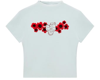 Camiseta de cuello alto ajustado con estampado de calavera y amapola