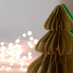 Árbol de Navidad de papel dorado metalizado con forma de panal, decoración para fiestas, adorno navideño para el hogar, la oficina, la mesa de boda, decoración navideña metálica de lujo.