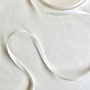 Premium doppelseitiges Satinband, ganze Rolle 25 m, 12 mm / 6 mm | Geschenkverpackung aus Satinband