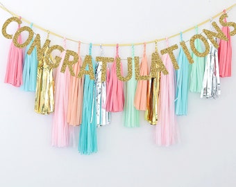 Guirlanda de borlas de formatura personalizada: faixa com letras douradas e franjas coloridas.