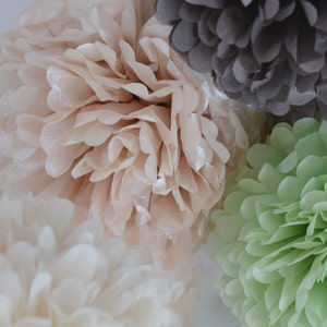 Set di decorazioni per feste con pompon di carta Beige, verde chiaro, grigio Fiori di carta pastello boho per matrimonio, baby shower, festa di compleanno, addio al nubilato